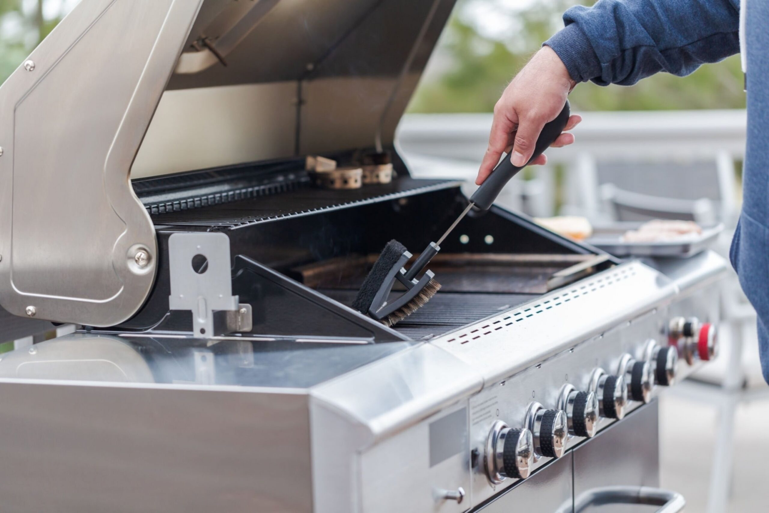 Cleaning outdoor grill